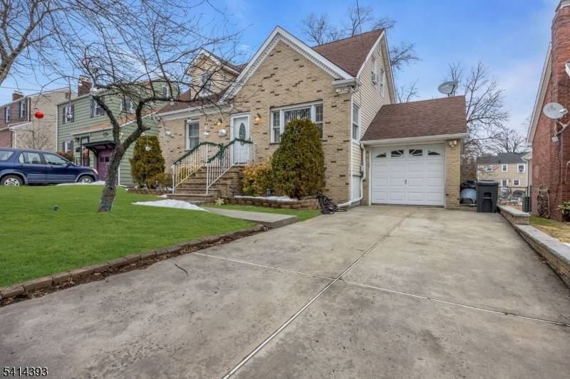 Commuter's Dream. Ready for you to move right in !