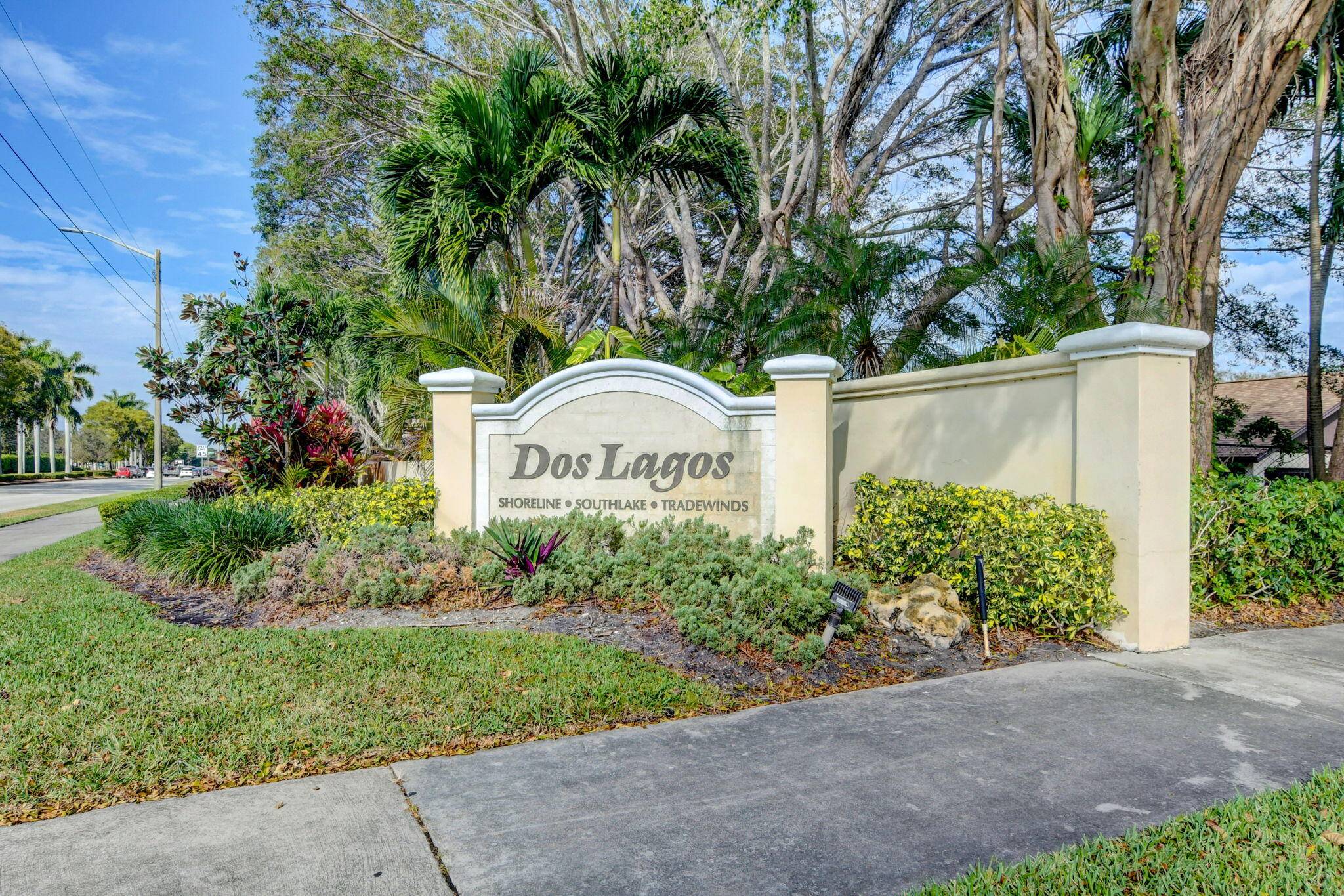 NEW ROOF ! Gated CommunityWelcome to this spacious 3 bedroom, 2 bath villa style home in the gated community of Tradewinds at Dos Lagos.
