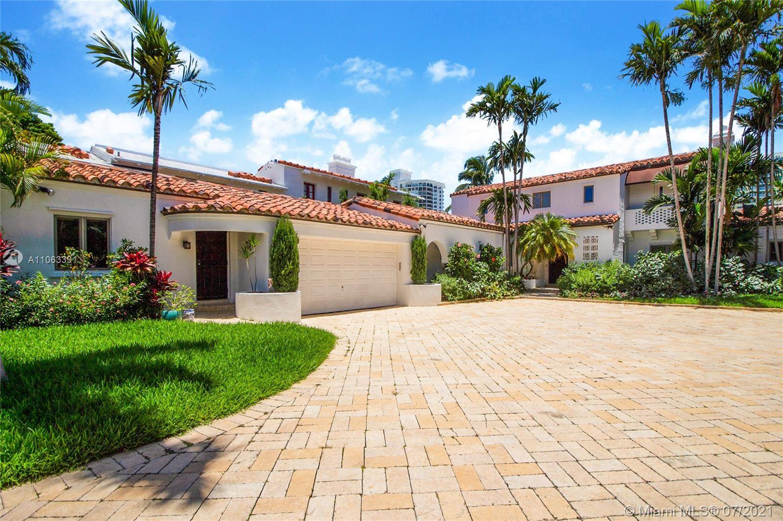 Prime location on the prestigious Pine Tree Dr.