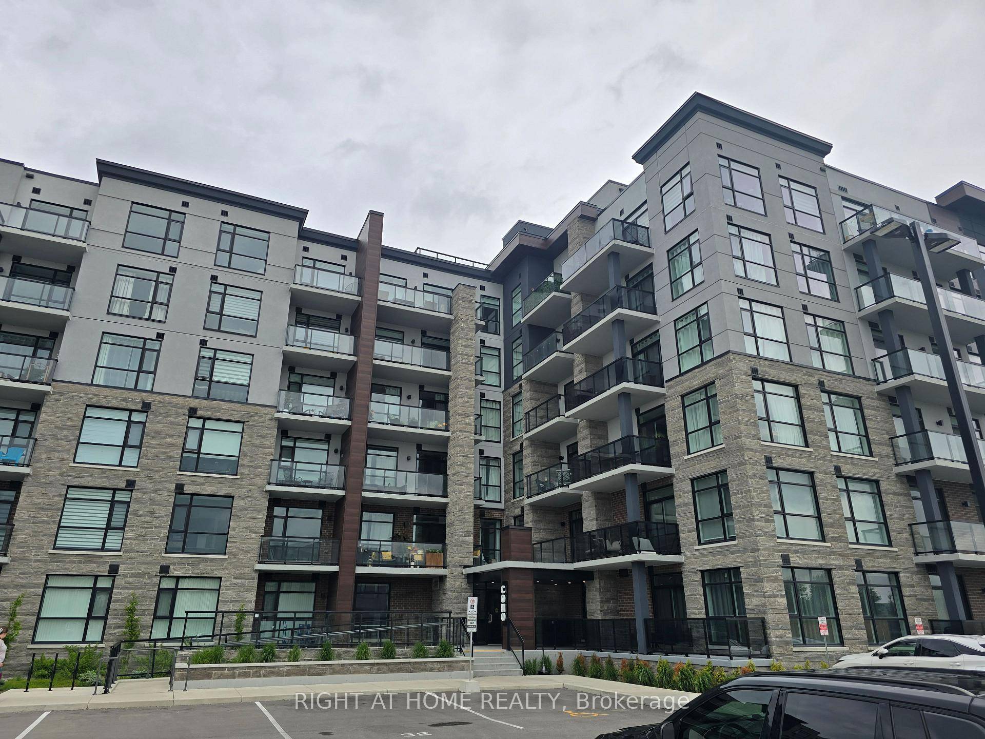 Client RemarksWelcome to 600 North Service Rd, conveniently located near the QEW.