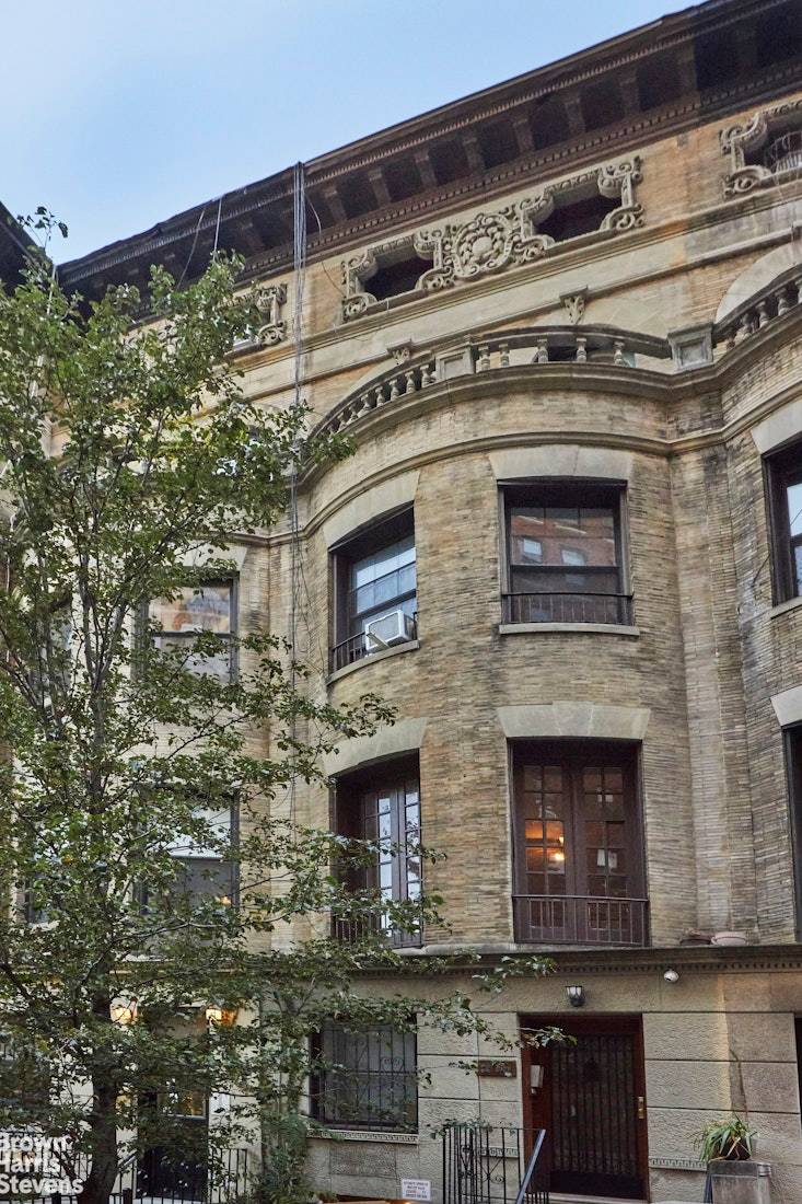 Centrally located among some of the City's finest restaurants, cultural and academic institutions, specialty boutiques, and Riverside and Hudson River Parks, 219 West 70th Street offers exceptional opportunities to live, ...