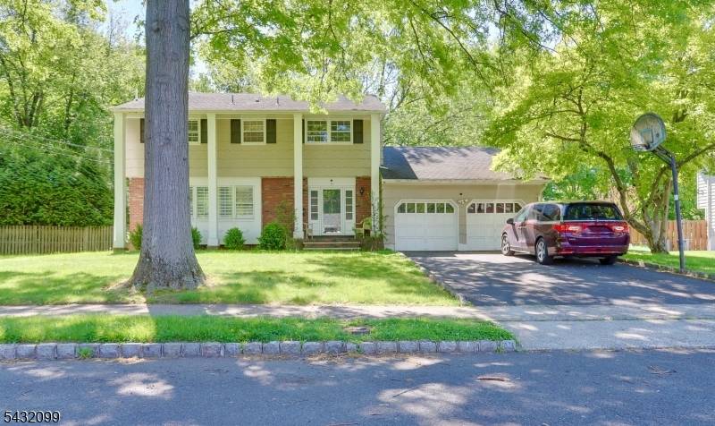 Welcome to a wonderful combination of space and comfort with a convenient location to GSP, and within easy walking distance to Jefferson Elementary School.
