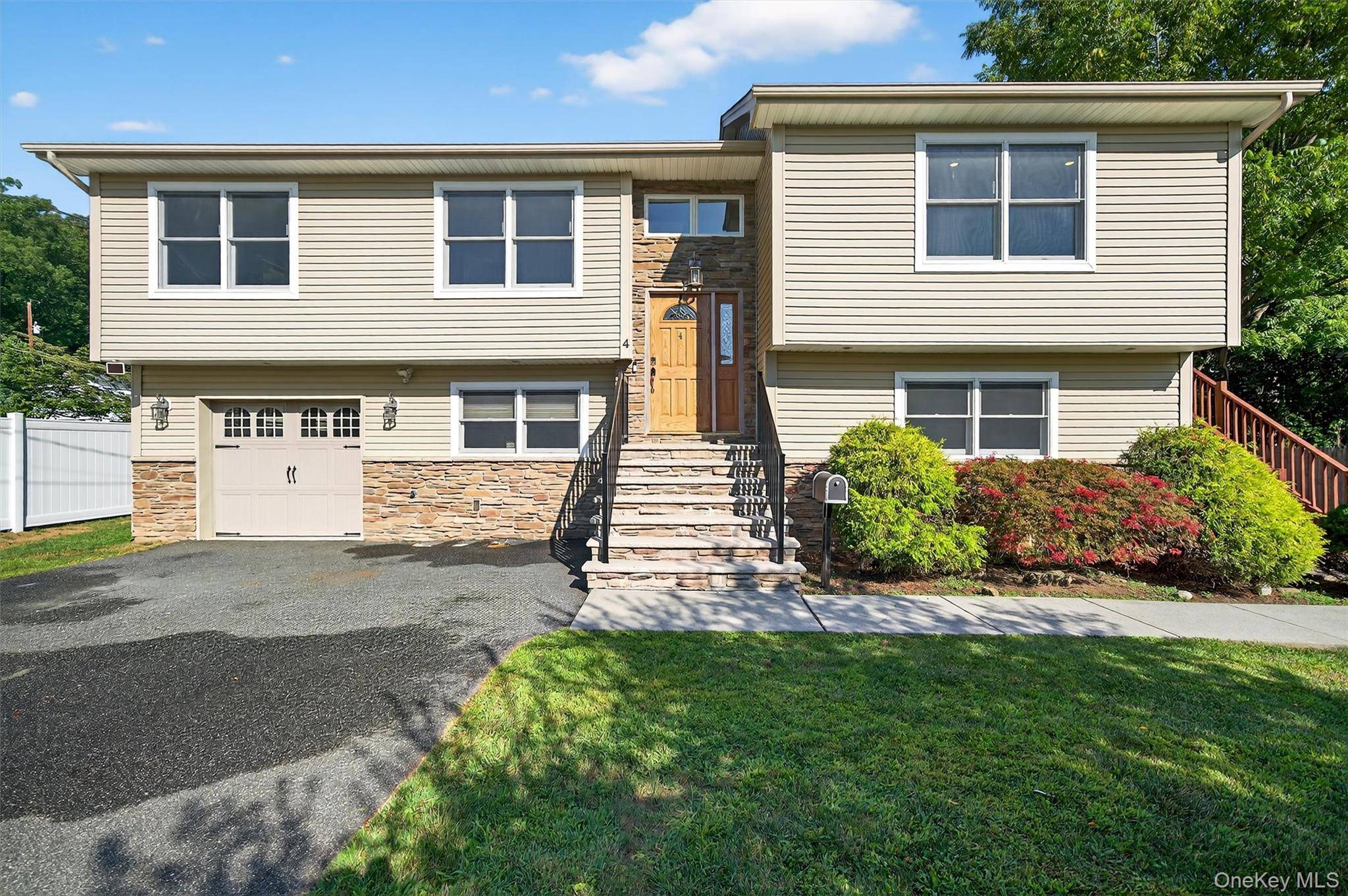 Beautiful Bi Level in Sloatsburg, NY.