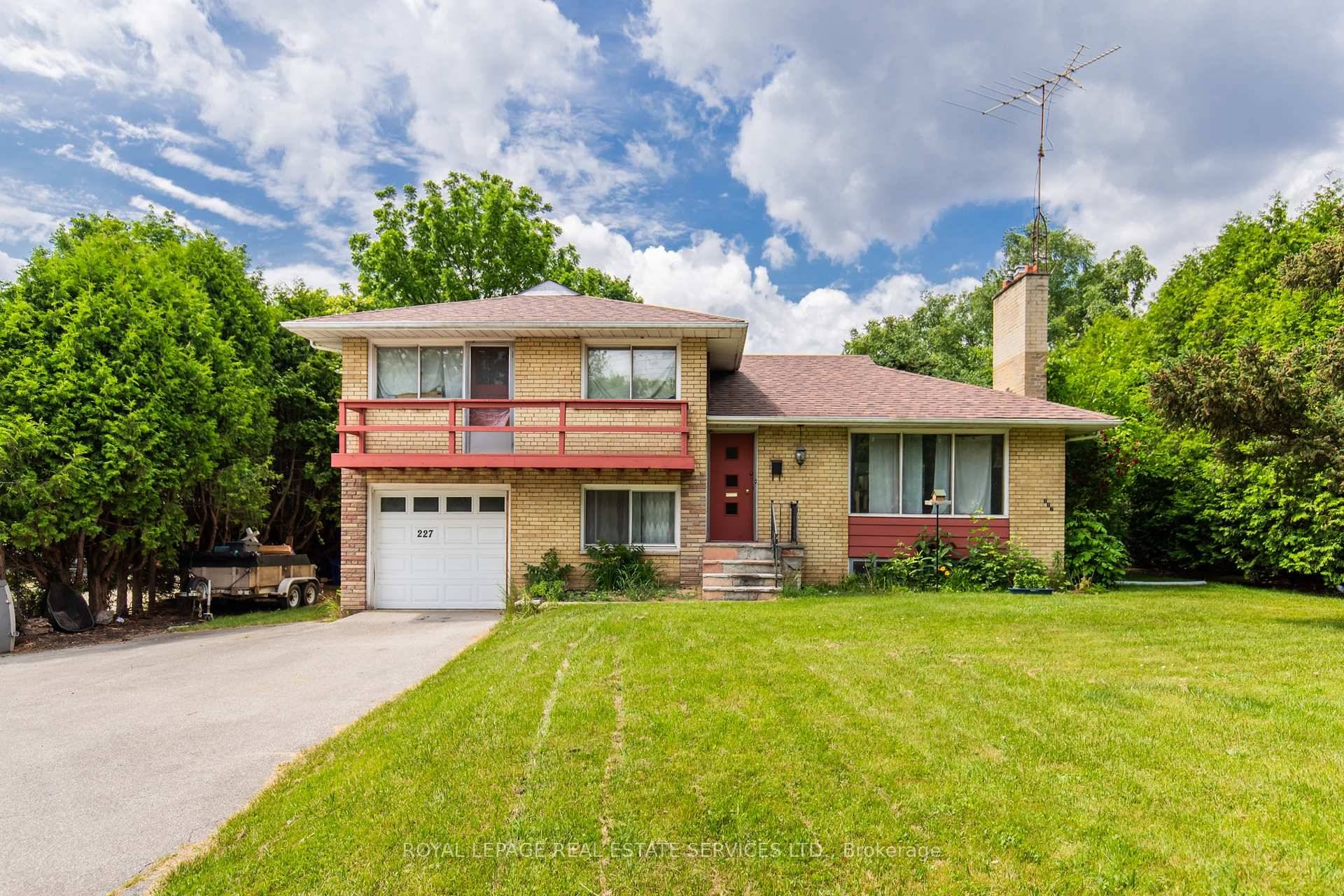 Welcome to 227 Lakeshore Rd W Unit 2 Main amp ; Lower Level of Side Split in Central Oakville !