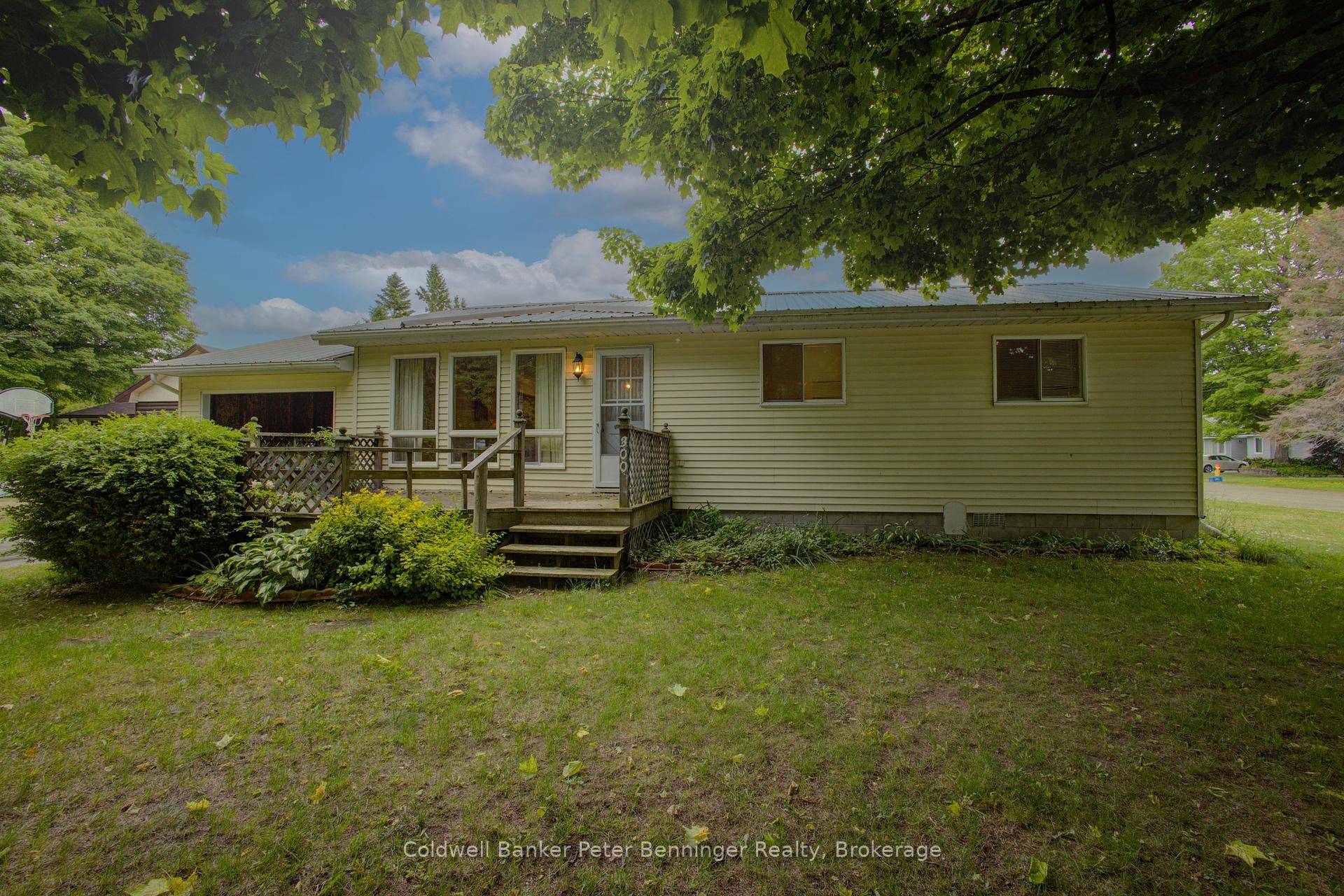 Welcome to 300 Sauk Court a 3 bedroom, 1 bathroom, bungalow nestled on a quiet cul de sac in the charming lakeside community of Point Clark.