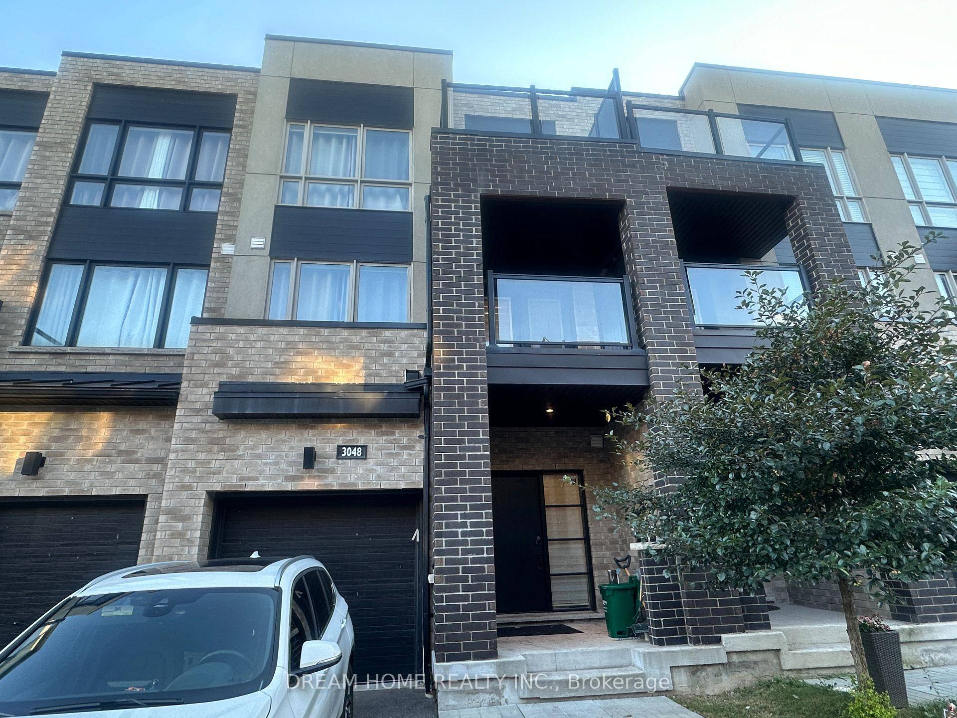 Luxurious Townhouse In High Demand Oakville.