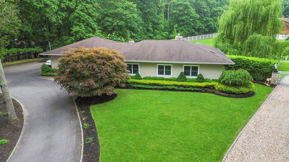 Luxury Living amp ; Exceptional Horse Property in the Heart of Smithtown Set on 2 picturesque acres in a highly desirable Smithtown location, this 4 bedroom, 4 bath home offers ...