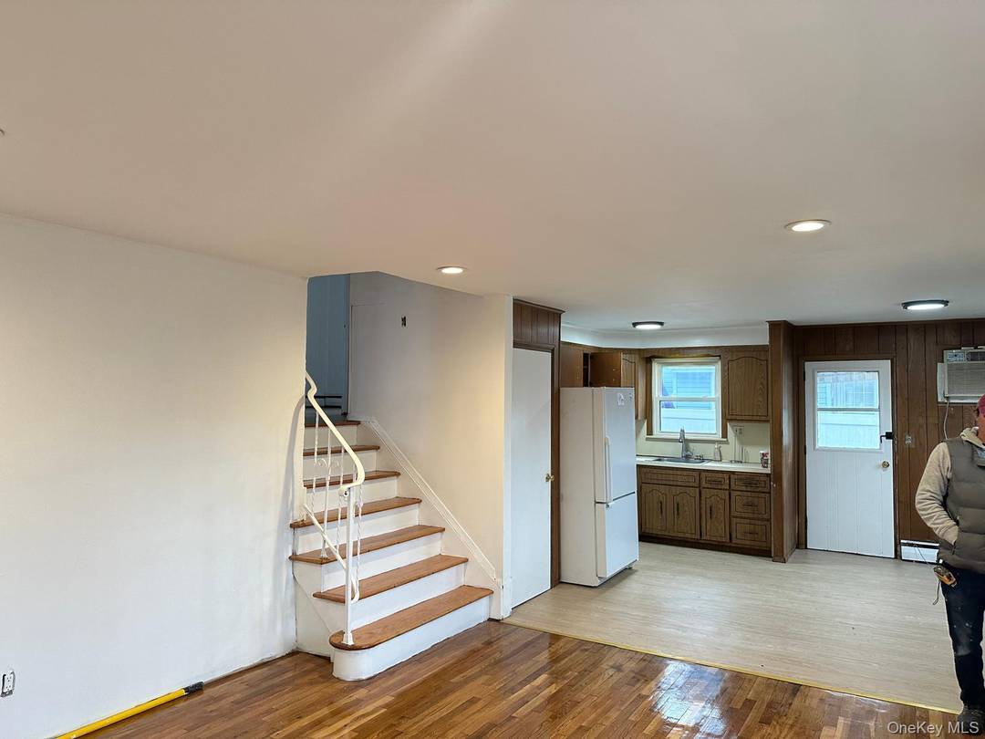 Beautiful 4 bedrooms 2 full baths, open concept, eat in kitchen located within walking distances to schools, public transportation and shopping malls for rent.