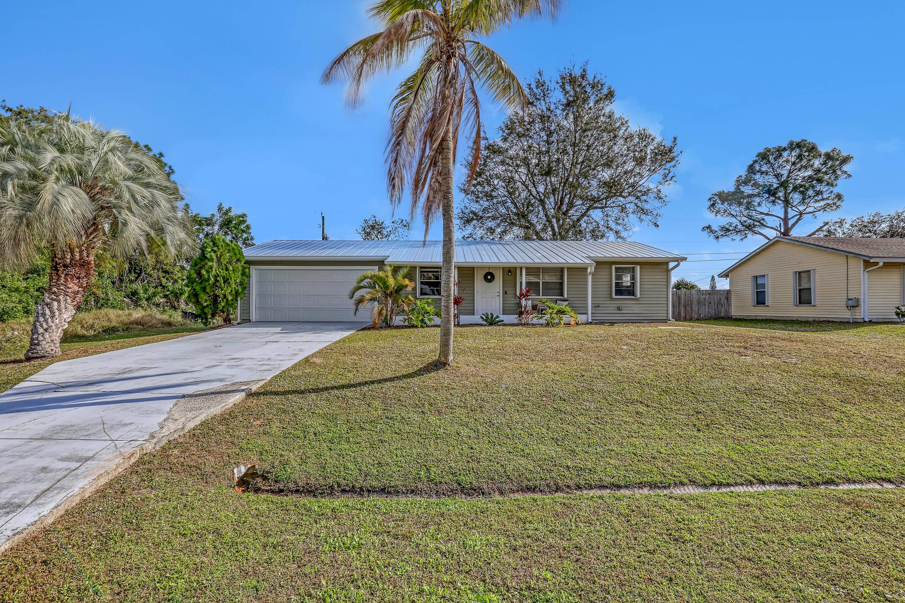 2 BD 2 BA Plus Florida Room 2 Car Garage.