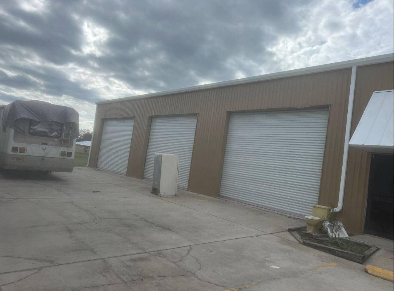 Rare Opportunity Renovated 3, 424 SF Warehouse in Prime Okeechobee Location !