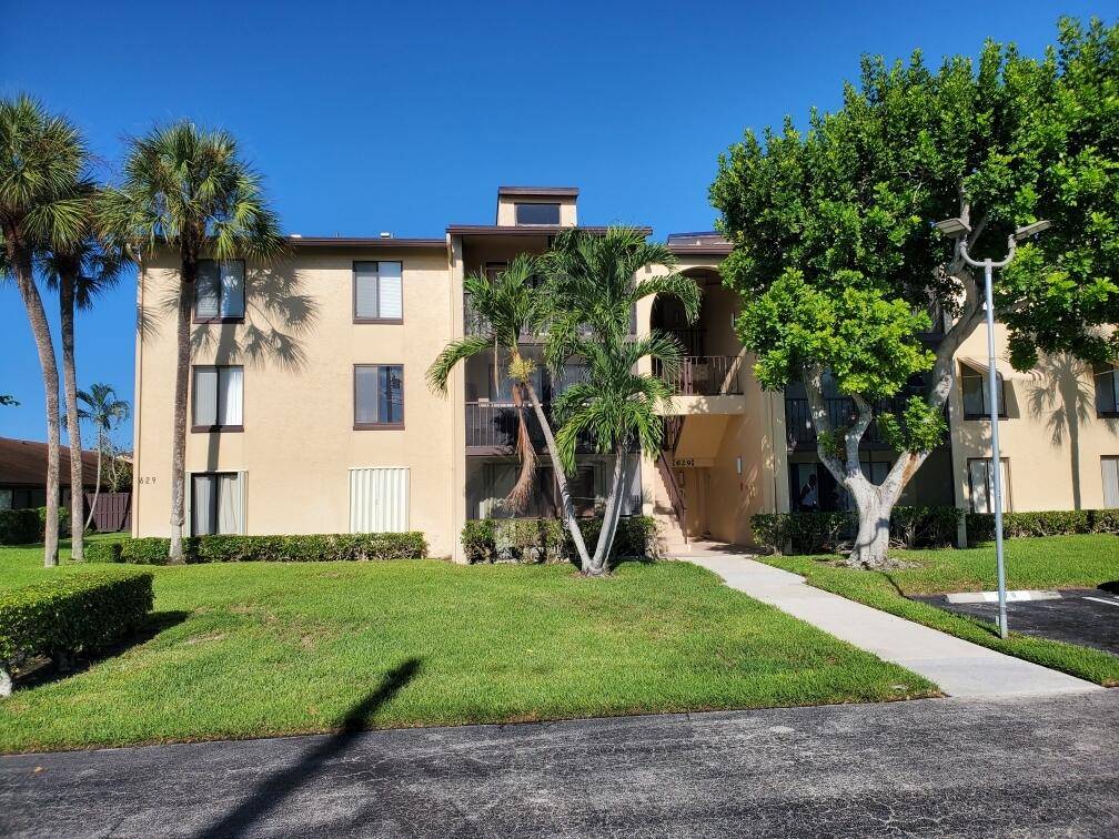 Top floor condo with stunning lake views, perfect for first time buyers !