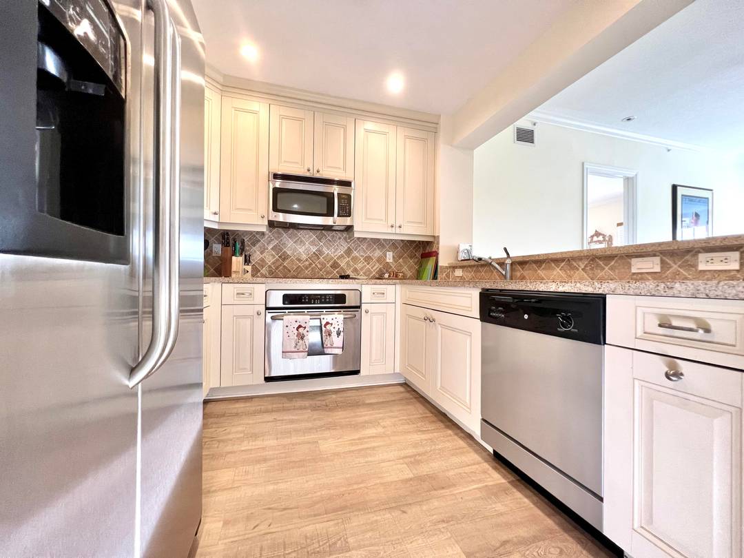Easy schedule on SHOWINGTIME This sophisticated, condominium in the HEART of PINEAPPLE GROVE in vibrant Delray Beach within WALKING DISTANCE from restaurants boutiques.