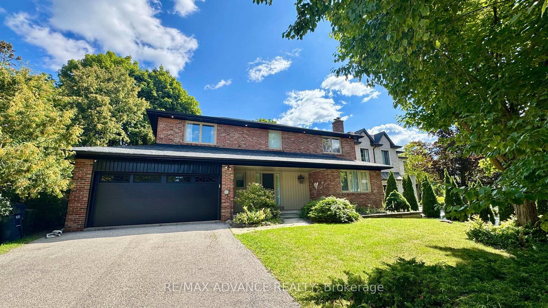 Exceptionally Executive Home in Prestigious Fifeshire York Mills Neighbourhood !