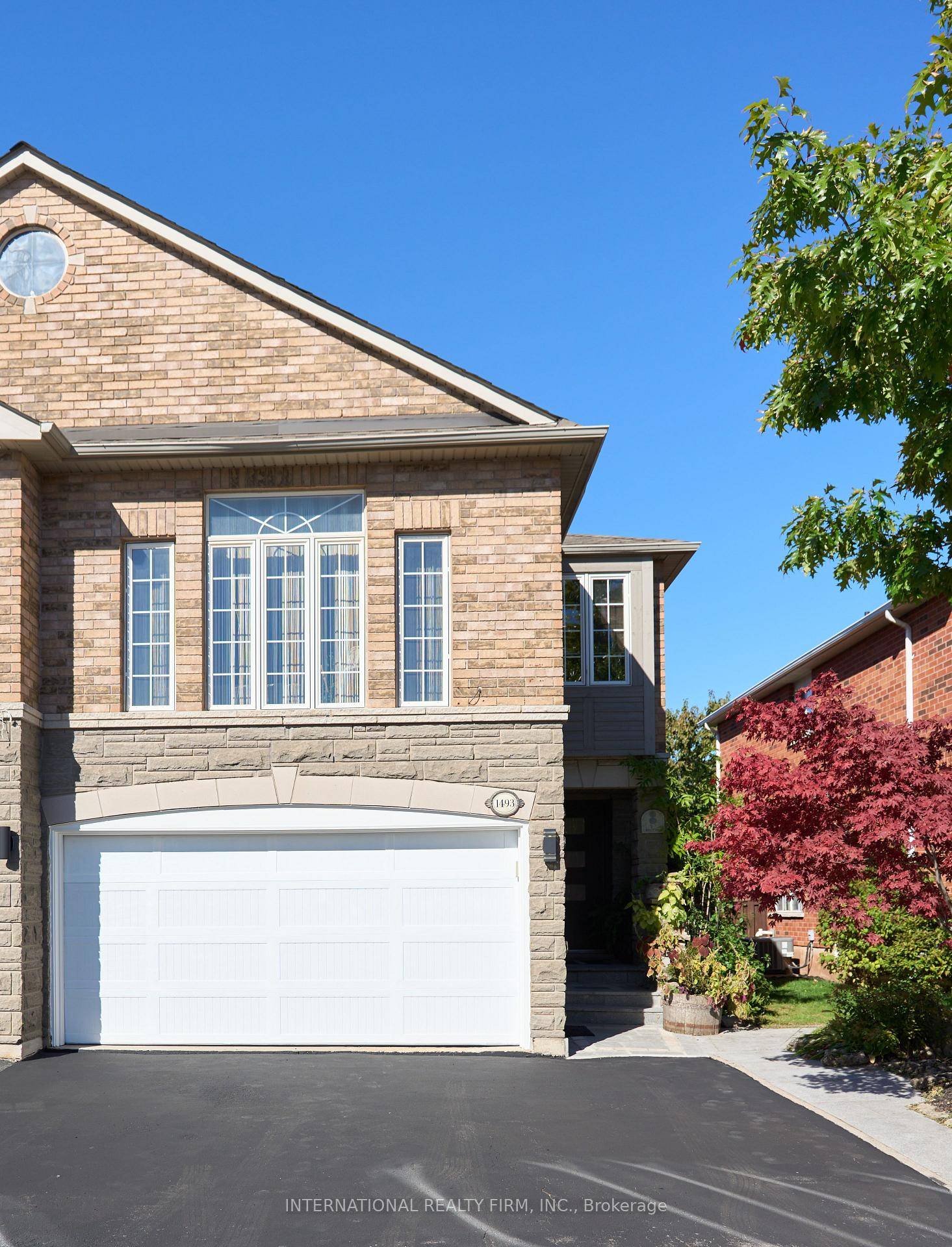 Welcome to this fantastic semi detached home in the heart of West Oak Trails one of Oakville's most desirable family neighbourhoods.