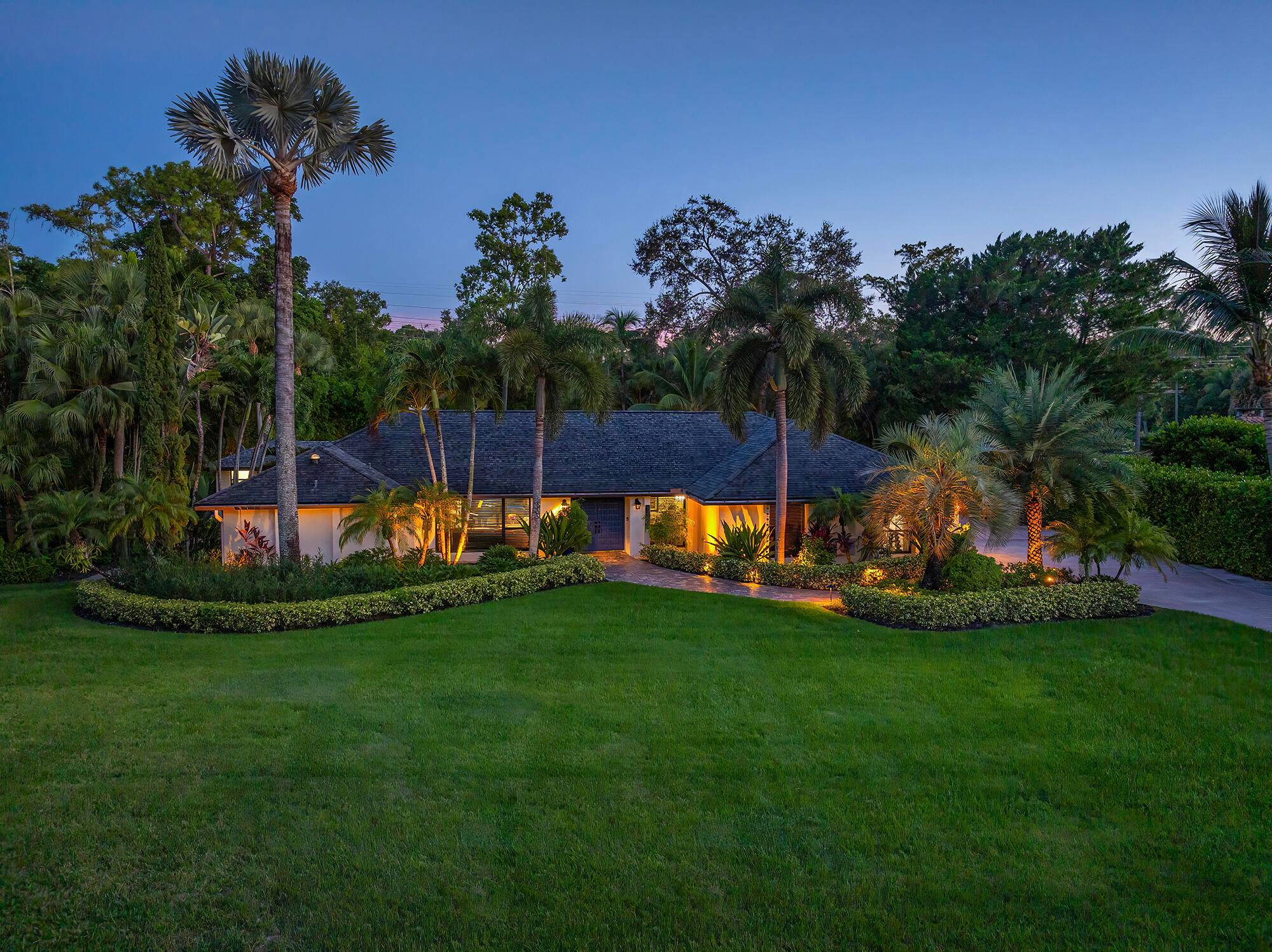 Seasonal Luxury Retreat in Wellington Close to WEF, Polo Palm BeachWelcome to your private South Florida retreat, a lush tropical paradise set on a fully fenced acre in the heart ...