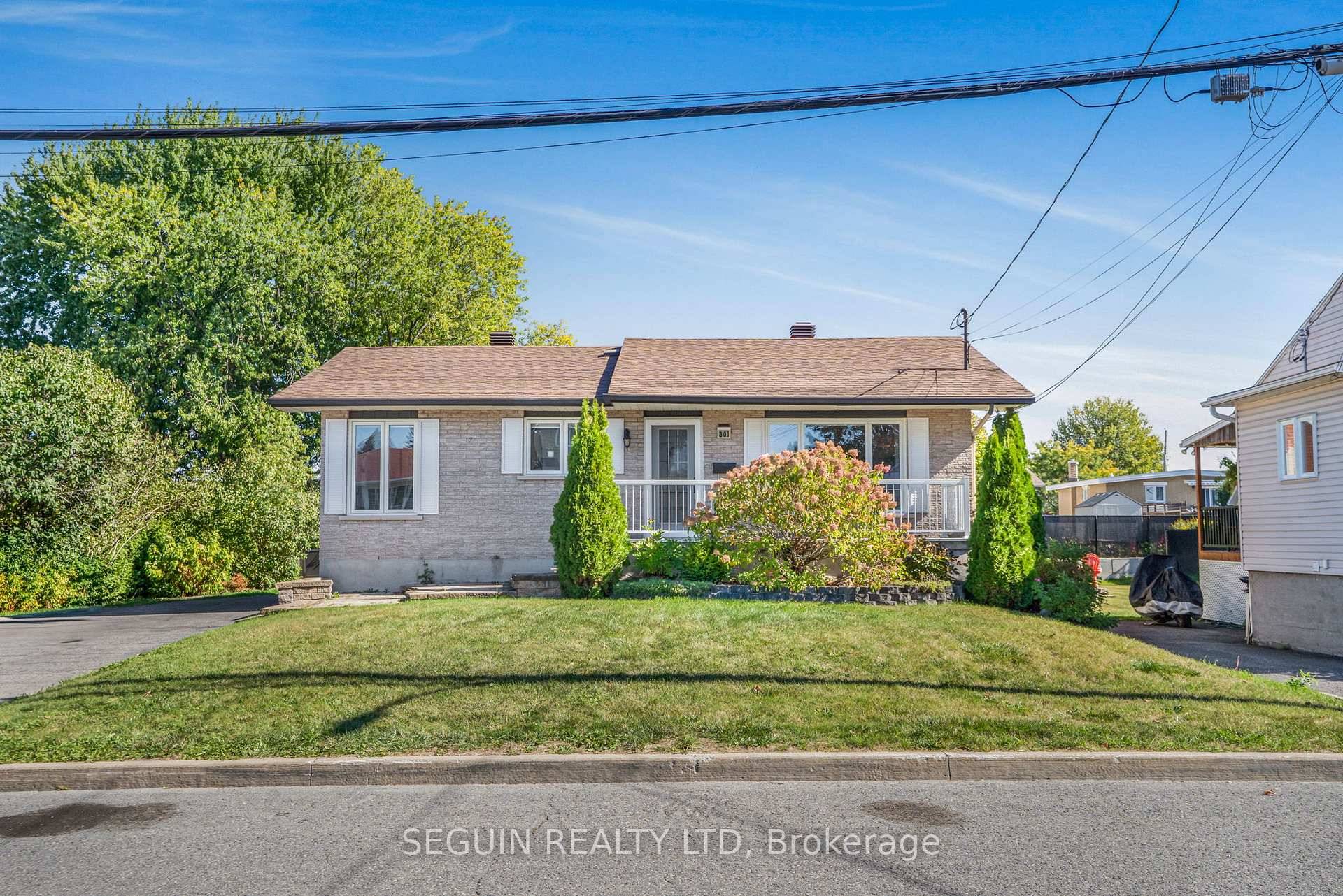 Welcome to this beautifully maintained duplex on Chamberlain Street in Hawkesbury, ideally located in a quiet and family friendly neighborhood.