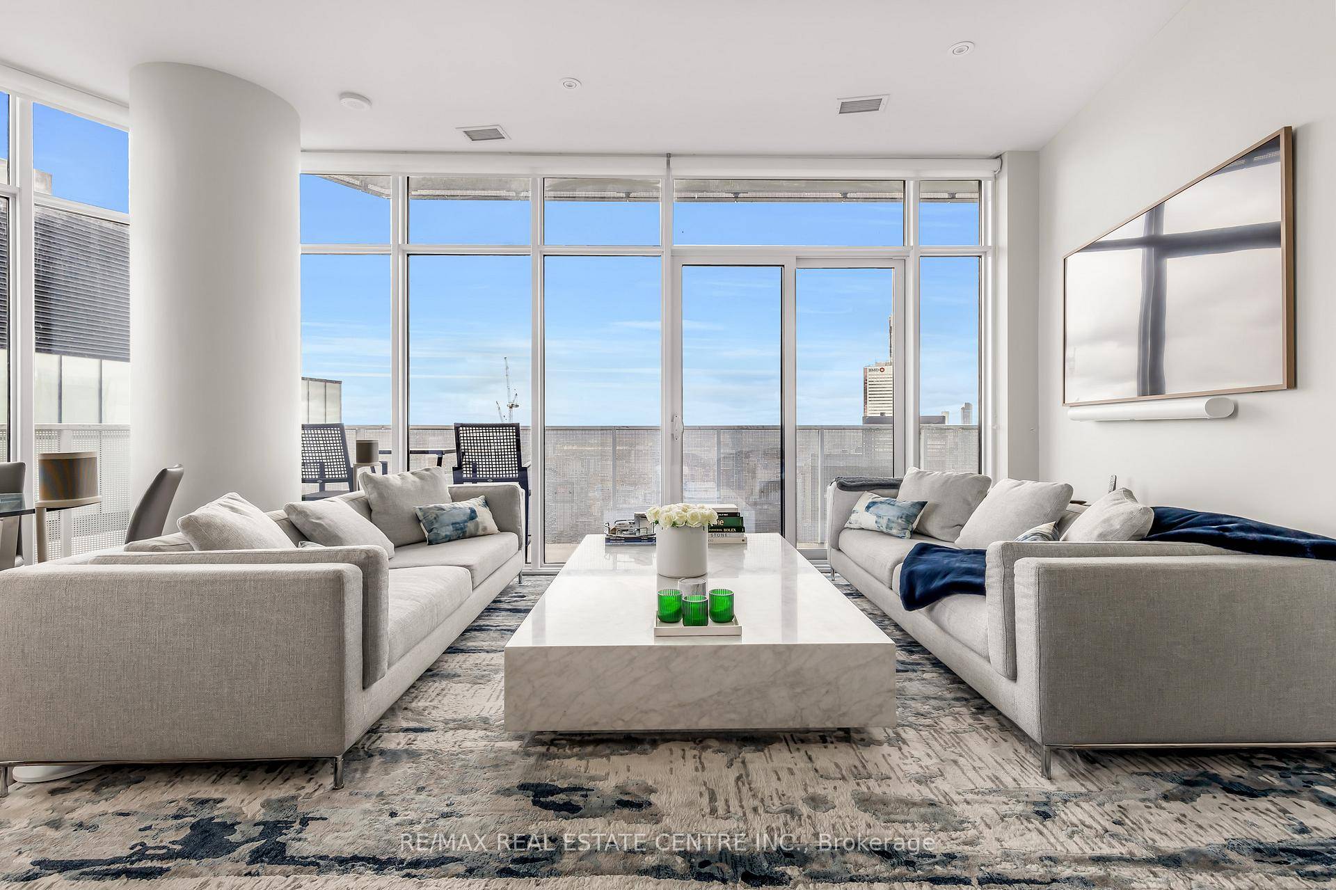 A Distinguished Residence At The Iconic Harbour Plaza.