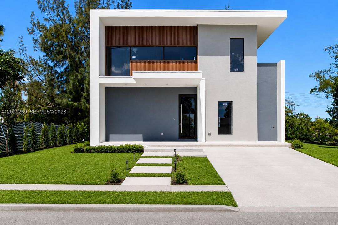 Brand new modern residence by G3 Arquitectura.