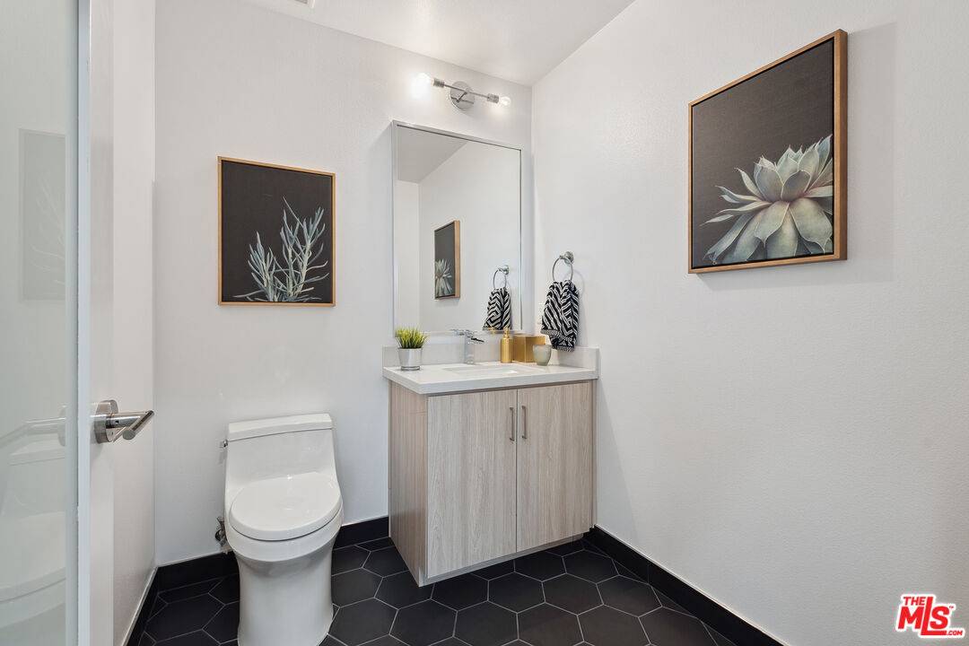 1746   Garfield Pl 2BR Hollywood Hills East La
