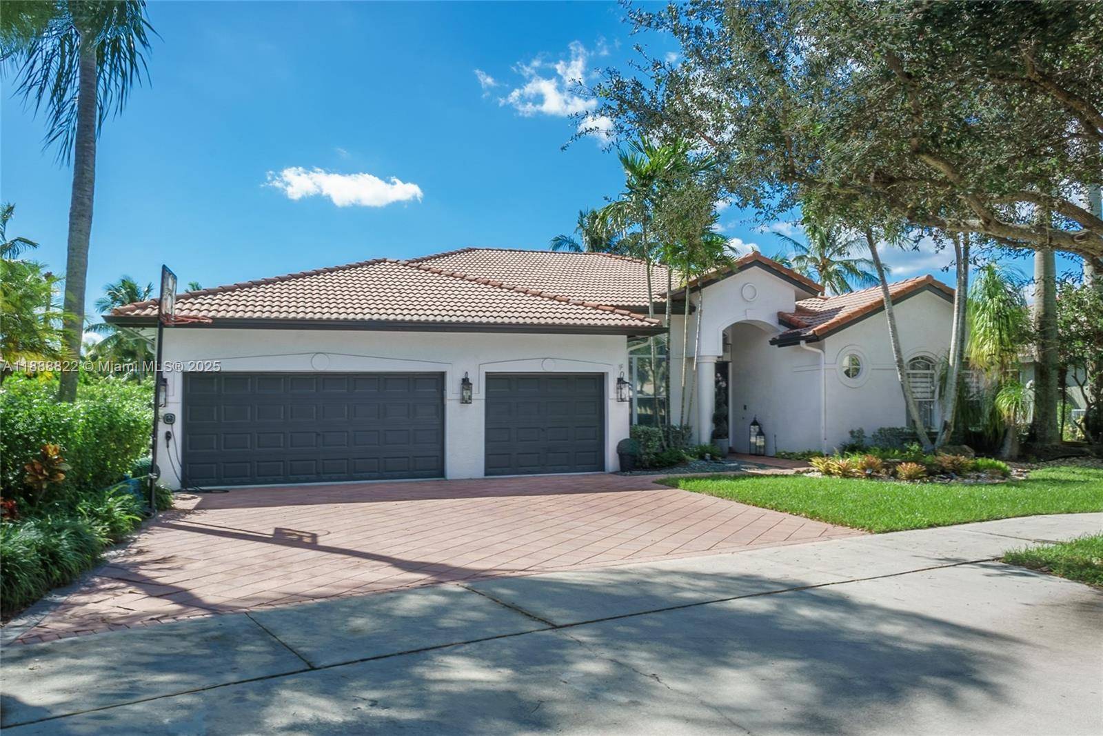 Welcome to Country Glen, one of Cooper City s most exclusive gated communities.