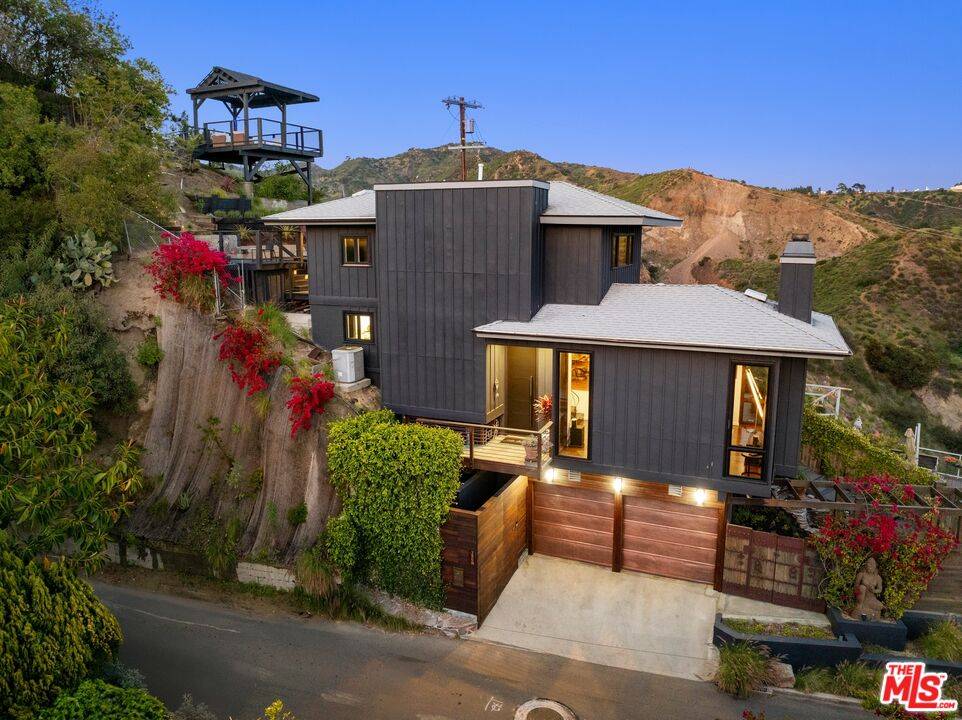 2860   Hollyridge Dr 3.0 Hollywood Hills East LA