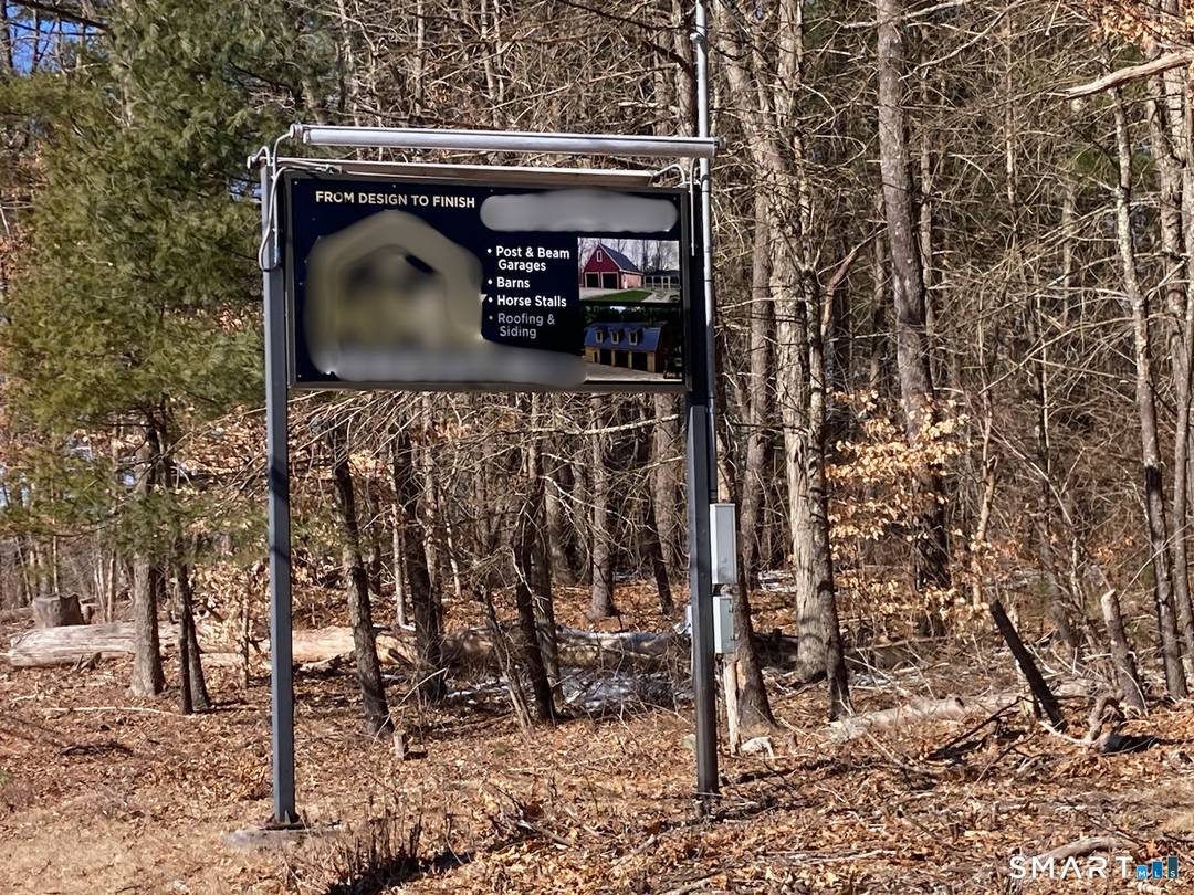 LEASE OPPORTUNITY Existing 4' x 8' freestanding sign structure available for lease at a highly visible corner location with strong daily traffic exposure near the Putnam Thompson line.