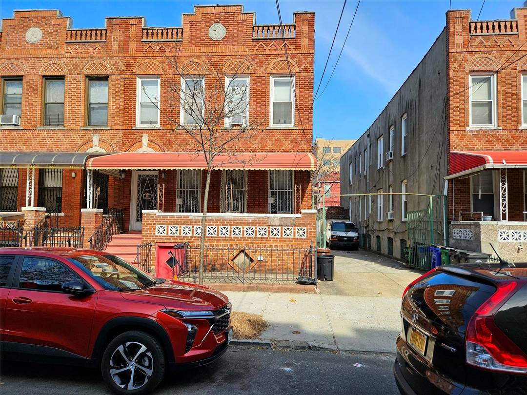 Exceptional Investment Opportunity Beautiful Brick Quadruplex Welcome to this impressive brick Quadruplex, a rare gem offering both charm and versatility in a prime location.
