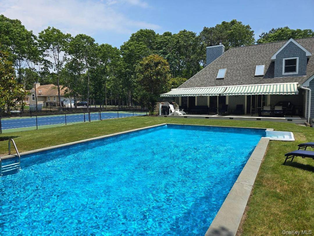 This 2900 square foot single family home has 4 bedrooms and 4.