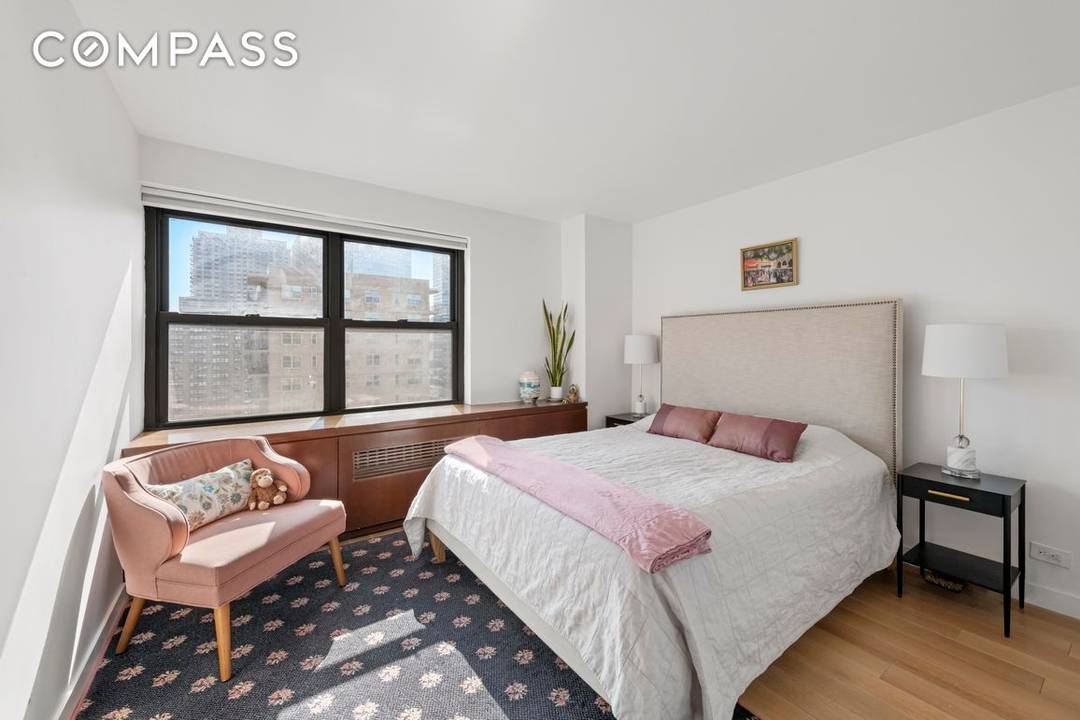 UNIQUE HIGH FLOOR ONE BEDROOM HOME OFFICE The only unit of its kind.