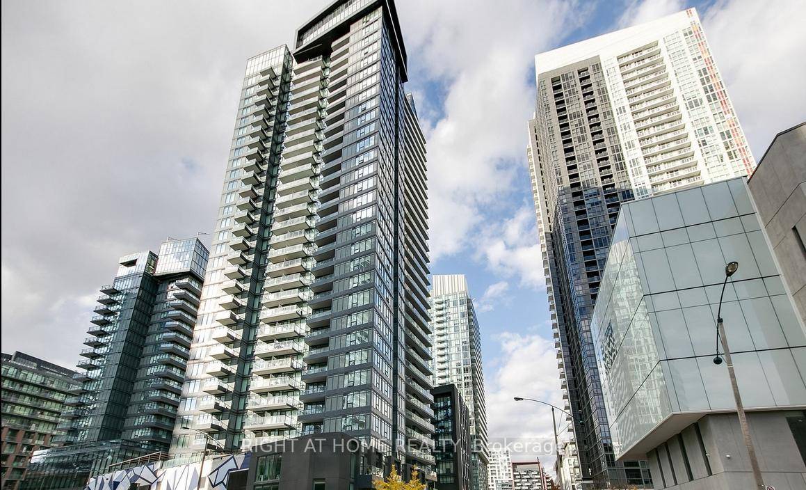 Welcome Home ! Experience Modern Urban Living In This Beautiful 1 Bed, 1 Bath Condo Located In The Heart Of Downtown Toronto.