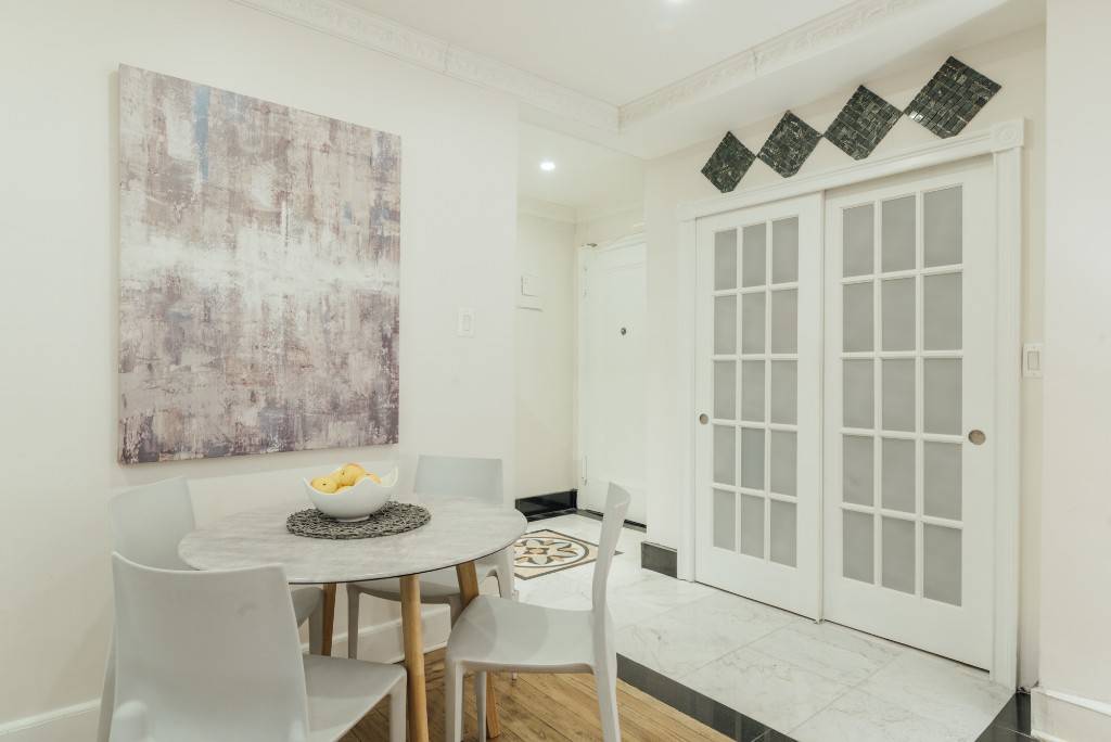 Motivated Seller ! A gracious one bedroom, high floor condo offers Prewar charm, 3 exposures, tall ceilings, hardwood floors throughout, a renovated open windowed kitchen with granite counters, renovated windowed ...