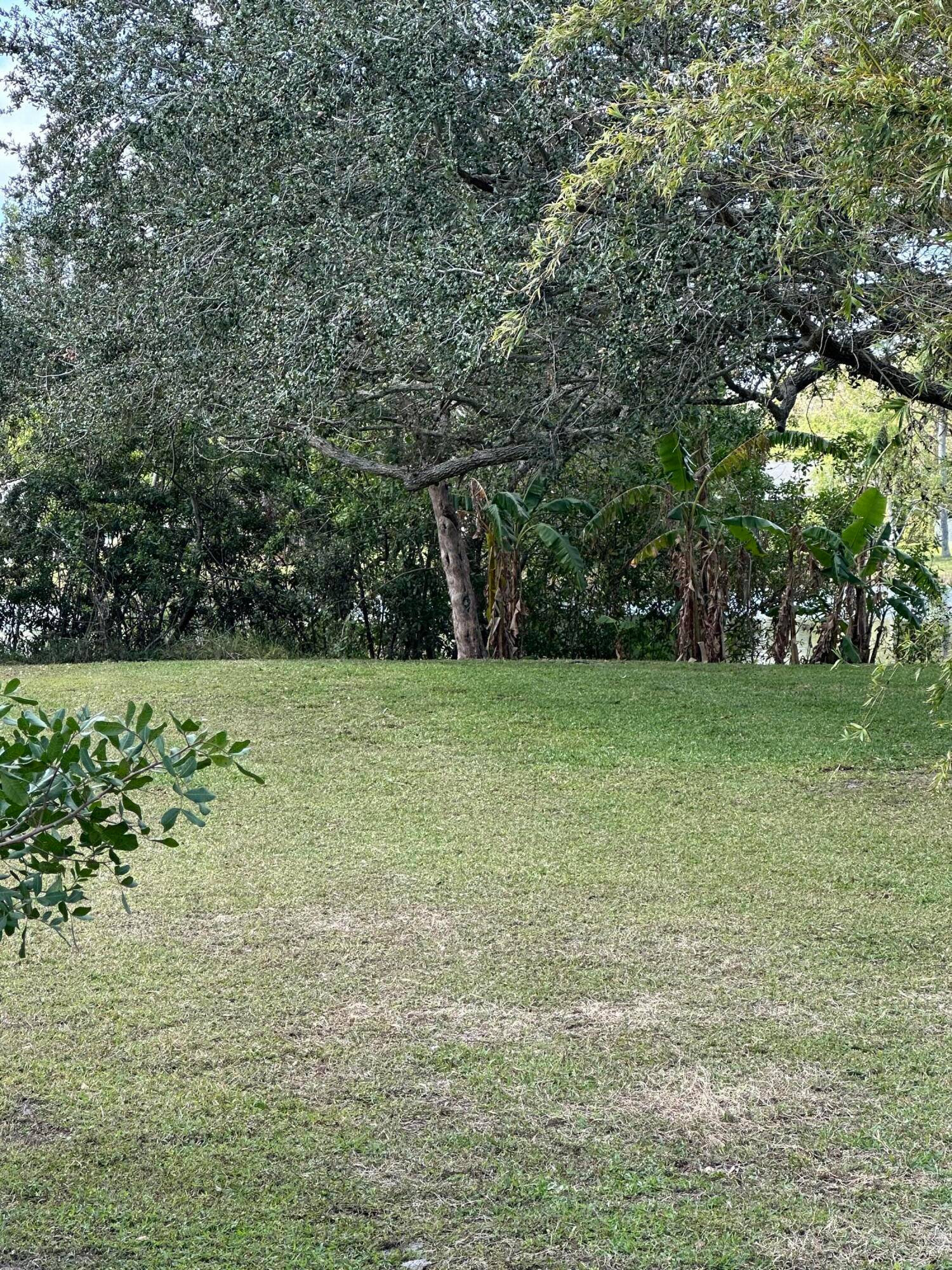 BEAUTIFUL LAKEFRONT LOT !
