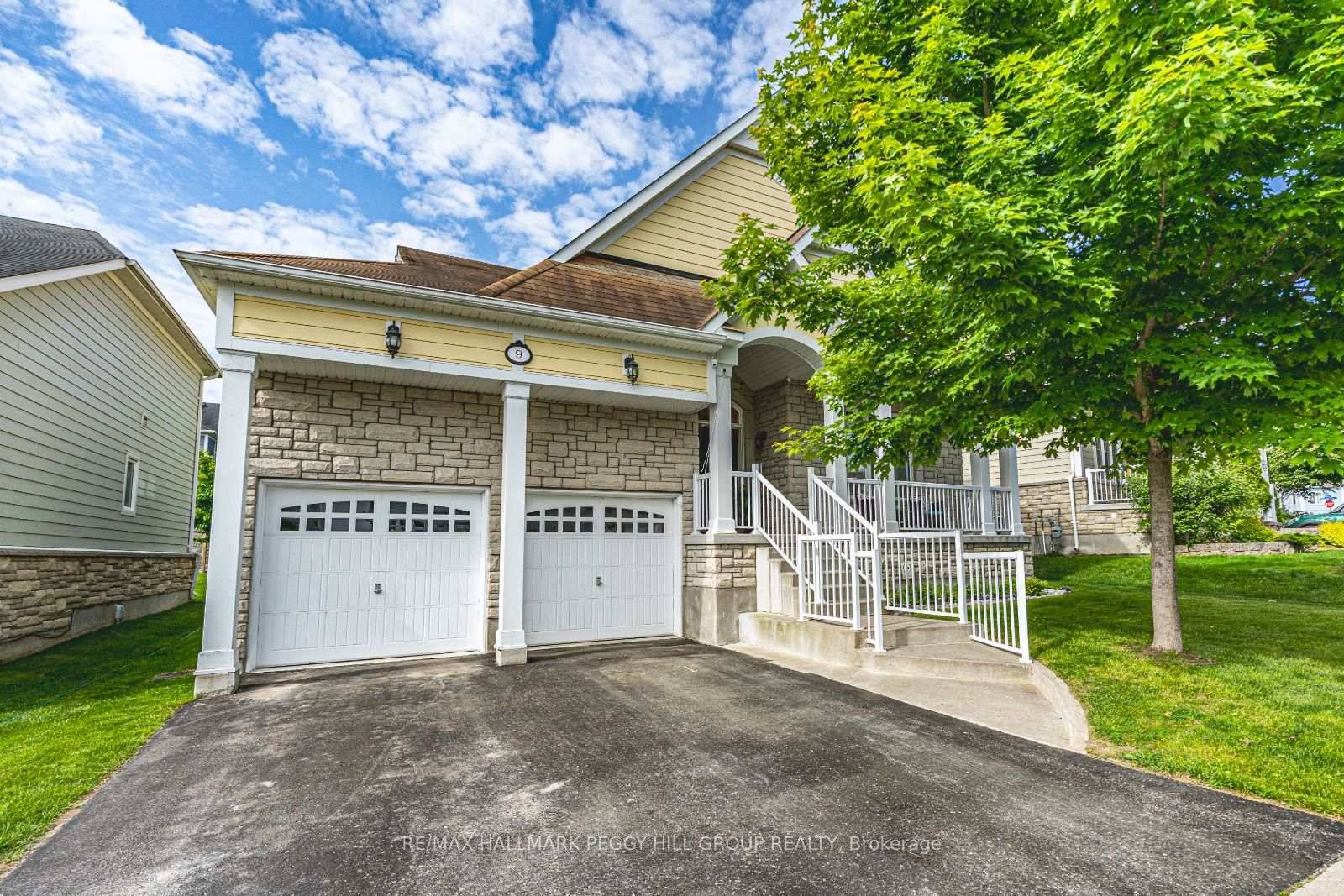 CAPE COD ELEGANCE WITH ELEVATED FINISHES IN A PRIME NEIGHBOURHOOD STEPS TO GEORGIAN BAY !
