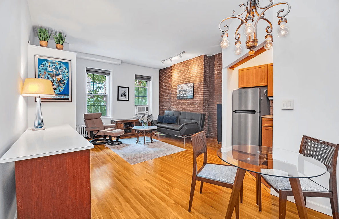 CARNEGIE HILL PREWAR ONE BEDROOM Located in a beautiful brick building on a tree lined block in the heart of Carnegie Hill.