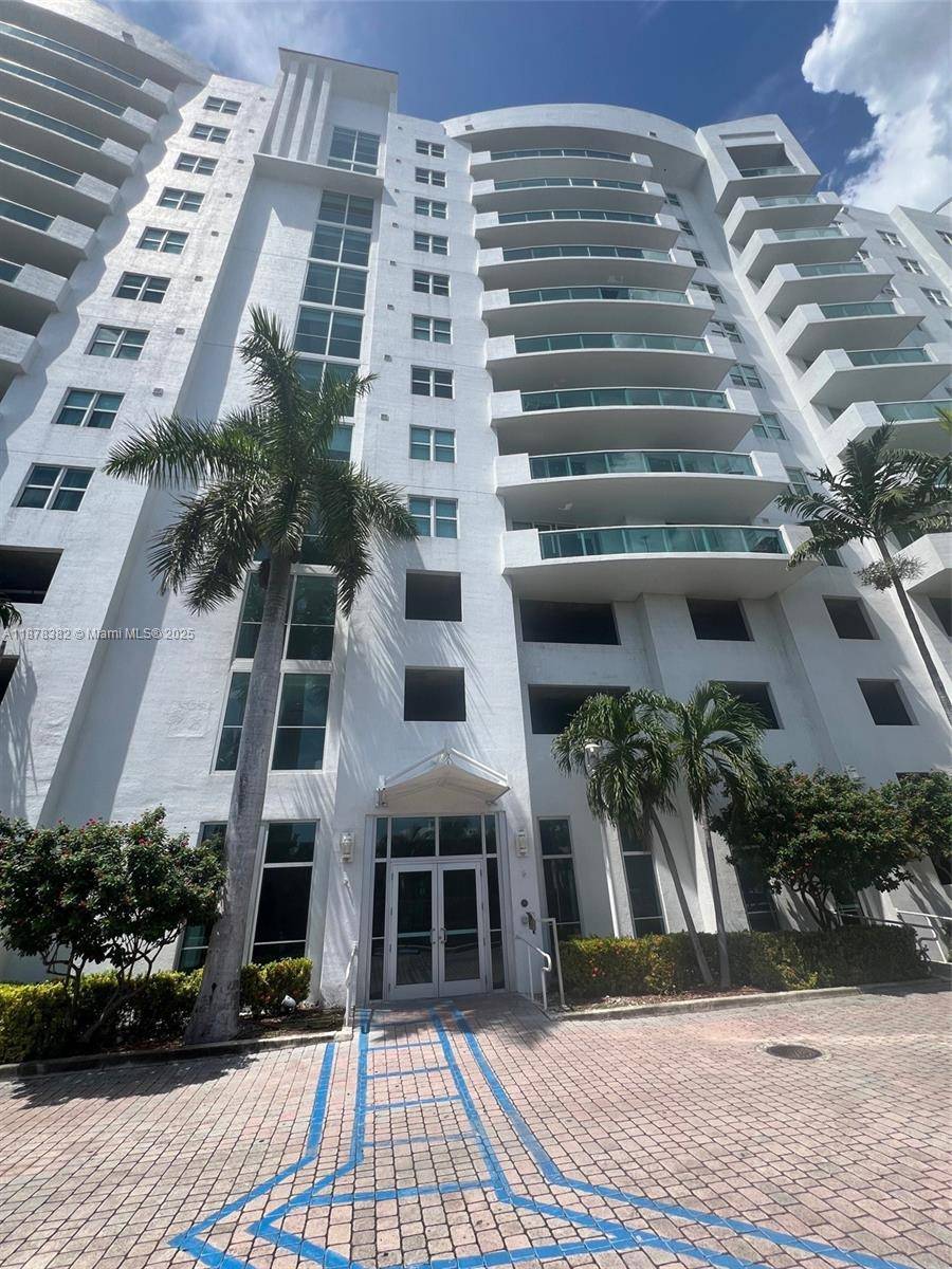 Discover the ultimate Beach lifestyle in this fully renovated 2 bedroom, 2 bathroom penthouse with soaring 13ft ceilings and 360 degree panoramic views of the Bay and the iconic South ...