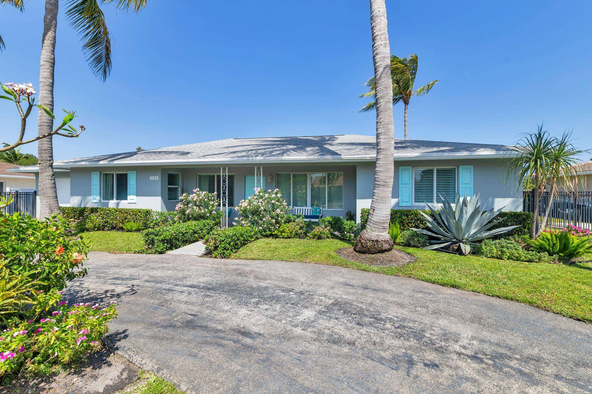 Situated on the wide water canal of Lake Clarke with a 10, 400 sq.