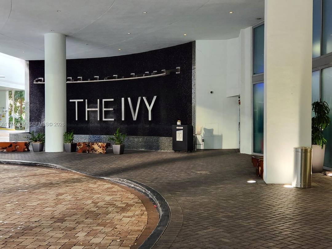 Become an owner of this beautiful 2 bed 2 bath apartment, a high floor residence offering expansive city views and abundant natural light.