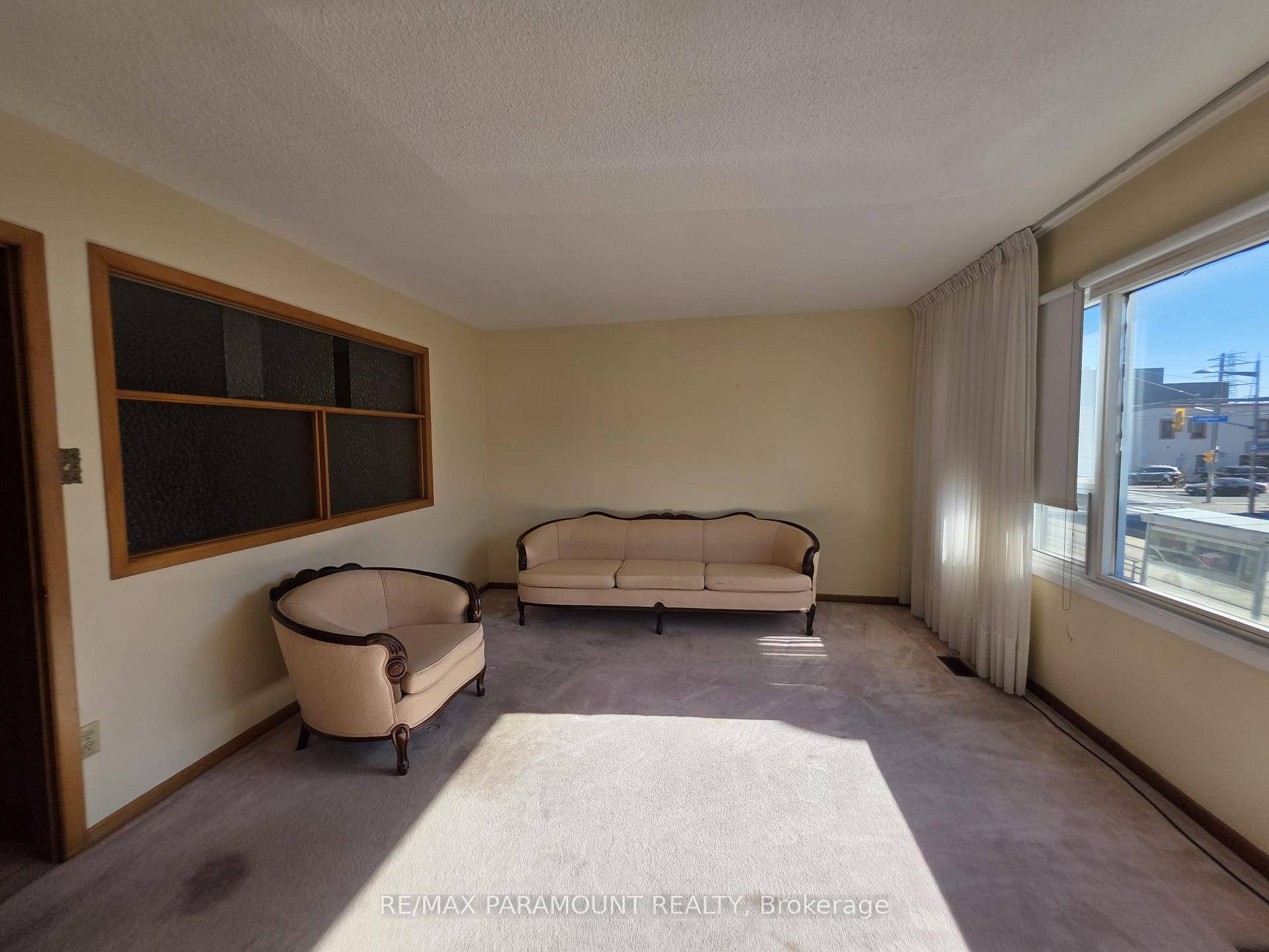 Welcome to this bright and spacious 3 bedroom unit located in a highly convenient area along St.