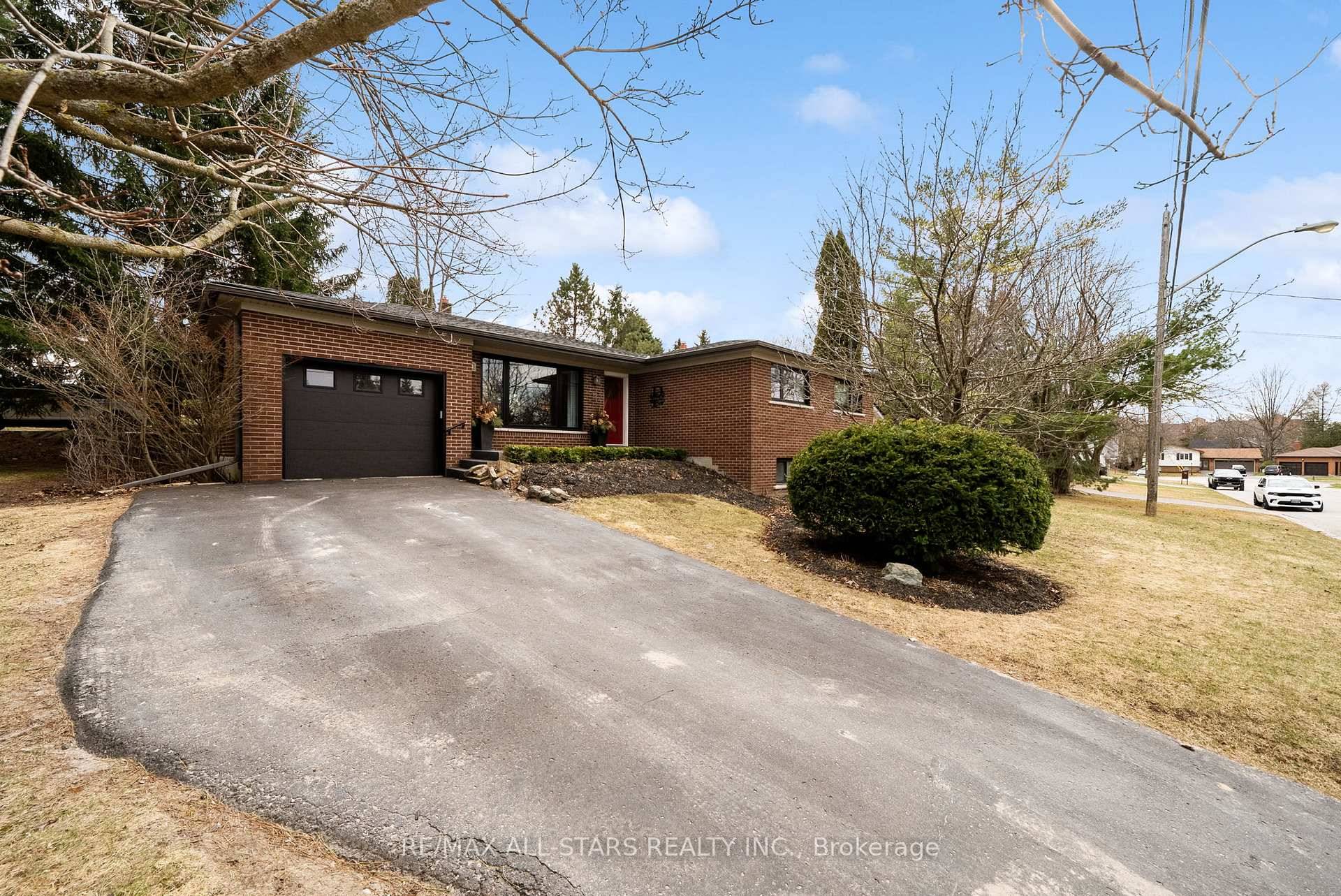 Charming Bungalow on a Spacious Corner Lot !