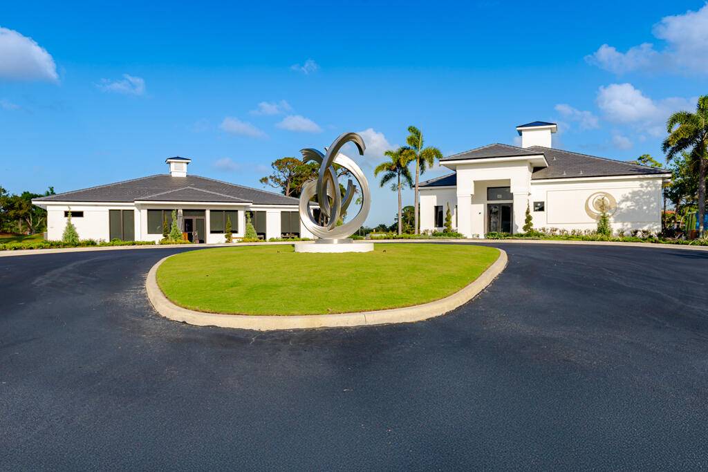 This fabulous Harbour Island townhome in Palm Cove Golf Yacht Club offers 2, 000 sq ft of stylish coastal living, featuring a remodeled kitchen, updated appliances, new a c brand ...