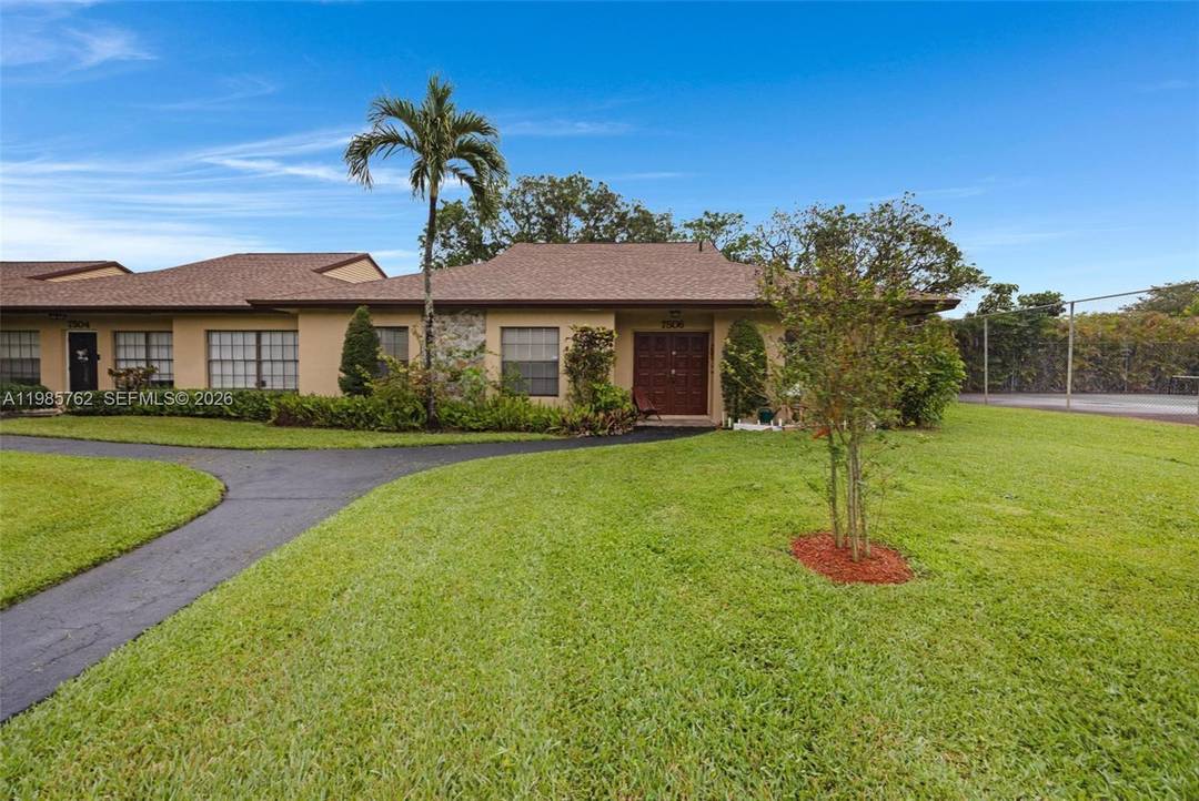 DAVIE Stunning ! ! 4BR 2BA Corner Villa in Highly Desirable Nova Hills Villas Spacious 1, 960 sq ft Corner villa that lives like a Single Family Home, filled with ...