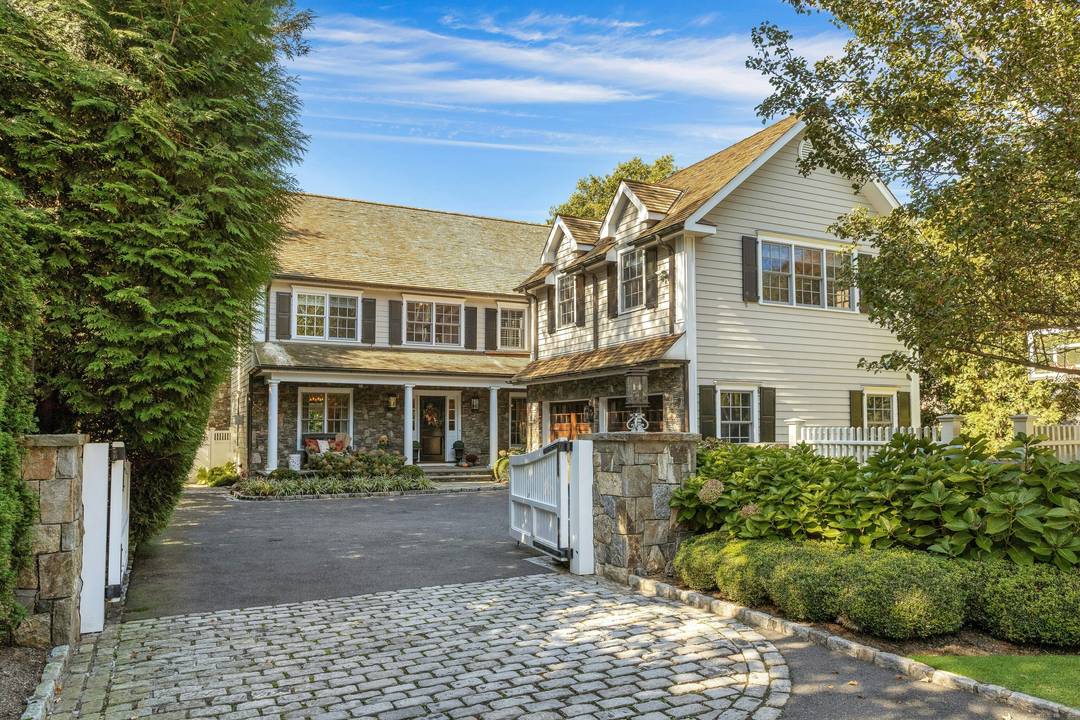 Exceptional five bedroom residence set in a highly desirable in town location.