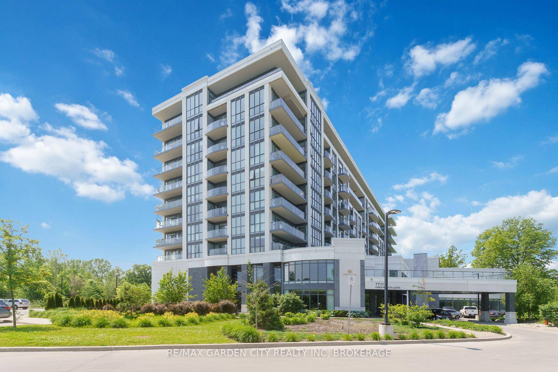 Welcome to the luxurious Upper Vista condos situated on the 18th hole, which just so happens to be in the heart of this beautiful golf course here at Thundering Waters.