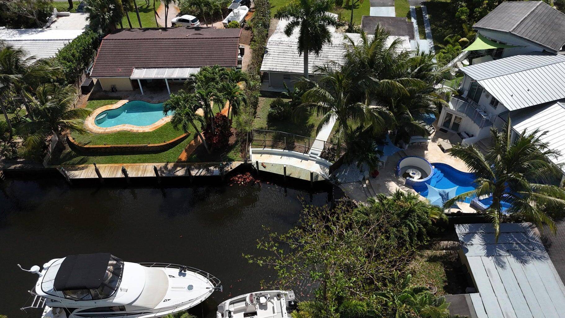 Discover this waterfront rental on the North Fork of the New River, featuring 3 bedrooms, 2 baths, an oversized garage, and a utility room.