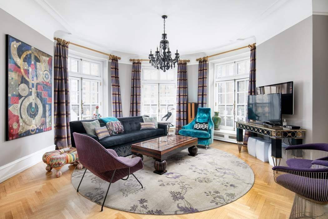 Residence 4 109 is a generously scaled one bedroom apartment organized around one of the building s signature circular living rooms.