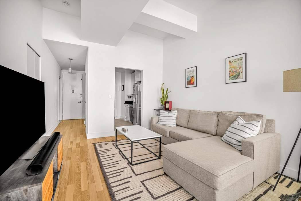 A spacious amp ; charming studio seamlessly blends pre war character from the architects of the Empire State Building with timeless modern updates in an investor friendly condo offering a ...