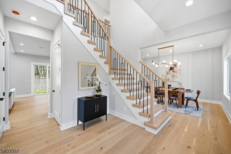 Welcome to this stunning 6 bed, 5.