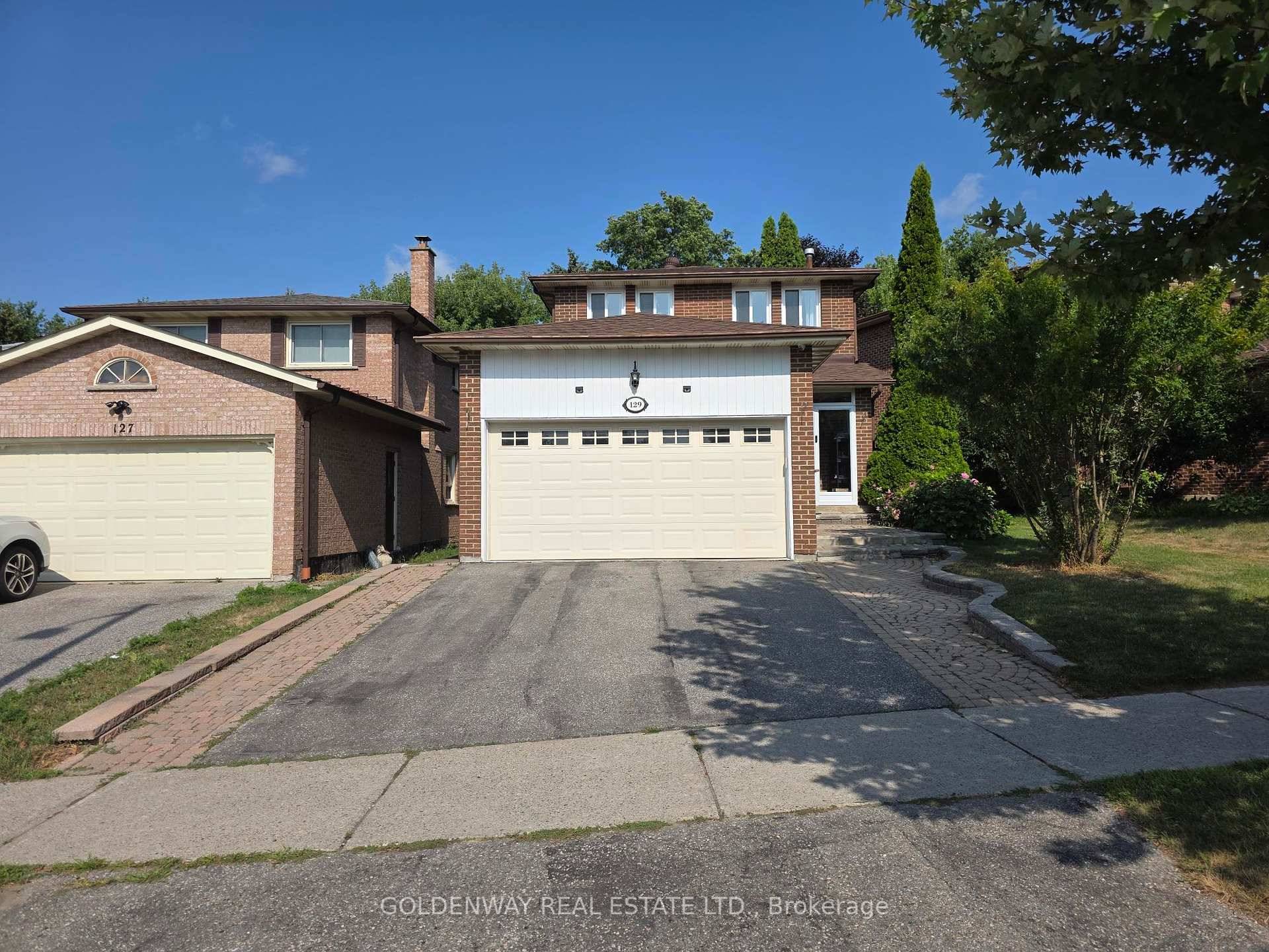 Highly Sought After NeighboFrhood Of Sherwood Amberglen, Custom made Staircase Lift, Quality Built Home, 3 1 Bedroom.