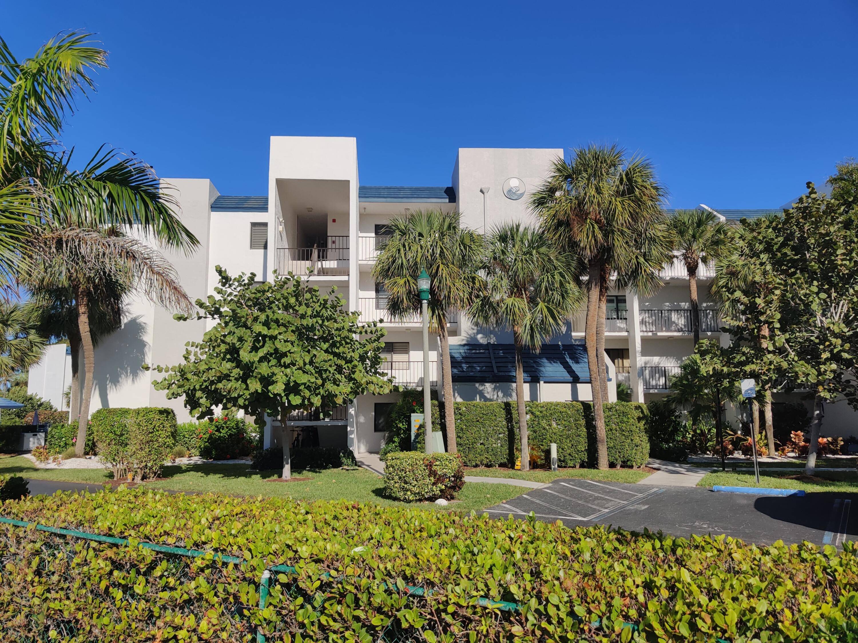 Enjoy coastal living in this 4th floor 1 bedroom, 1.