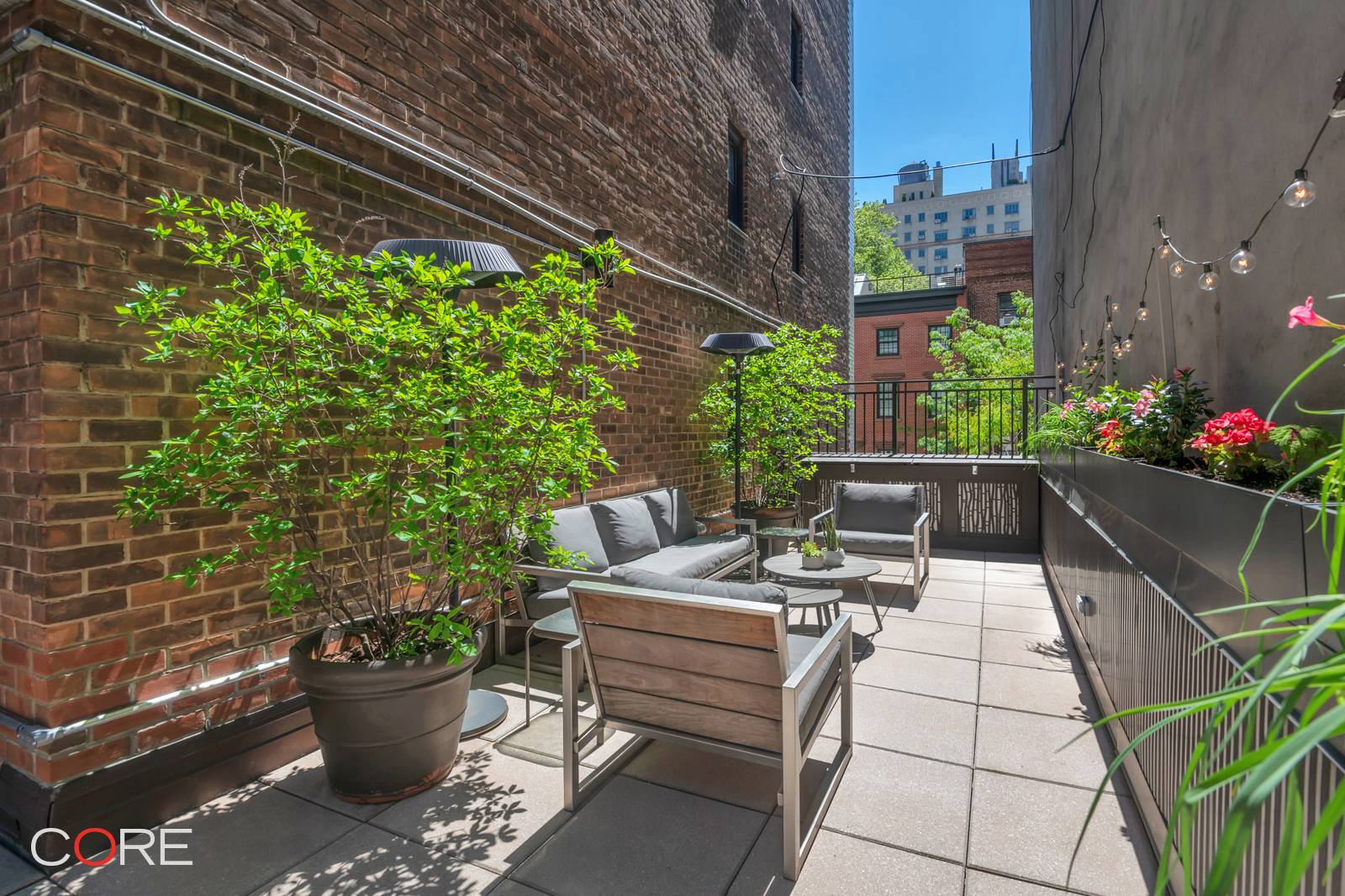 Rarely available studio residence with an enormous private terrace !
